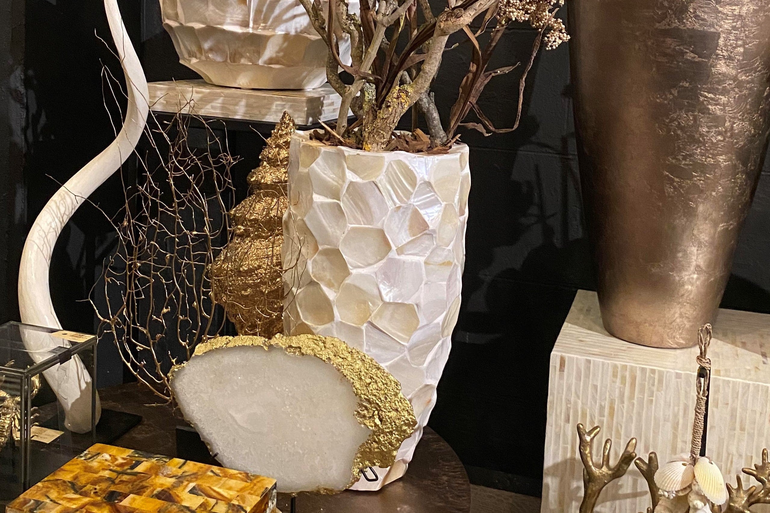 Het verschil tussen échte en neppe schelpenvazen. meubelboutique.nl