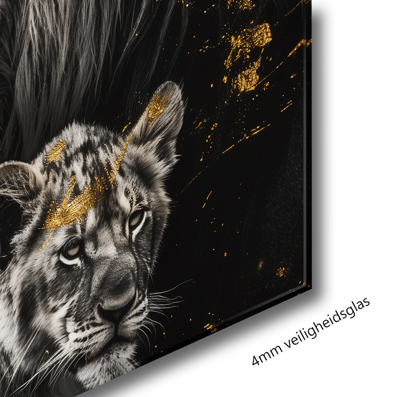 Glasschilderij - Exclusive - Liggend - Leeuwenfamilie 1 Welpje Carmen - Gouden Eeuw Serie