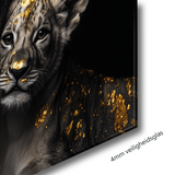 Glasschilderij - Exclusive - Liggend - Wilde Leeuwenfamilie 2 Welpen - Gouden Eeuw Serie