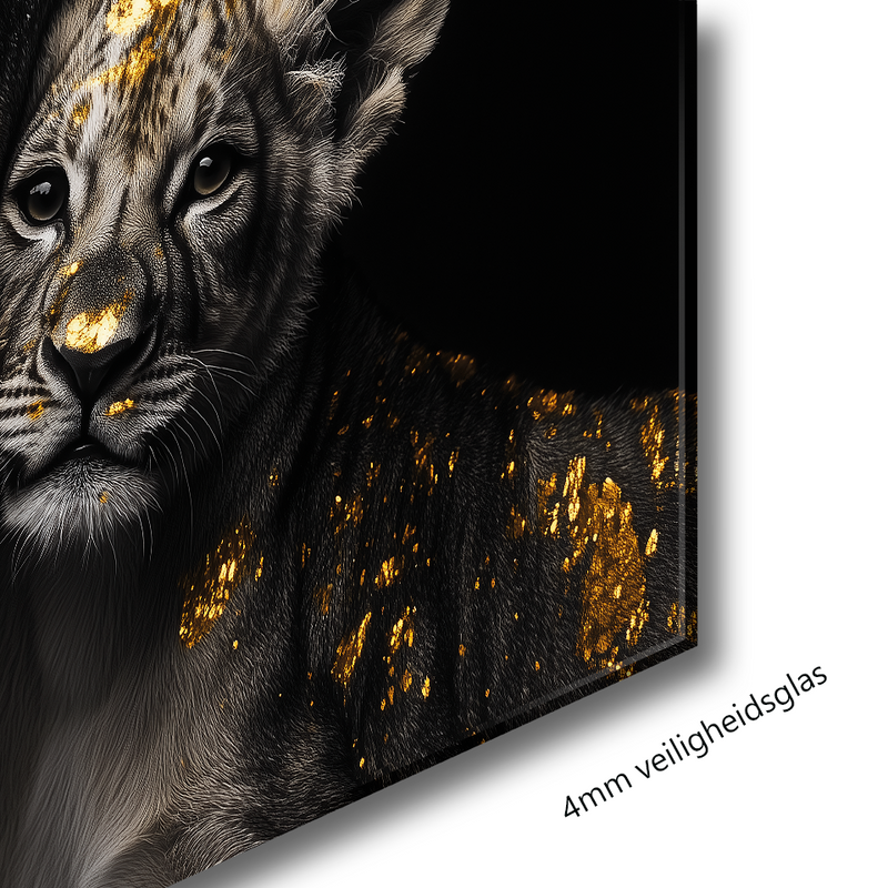 Glasschilderij - Exclusive - Liggend - Wilde Leeuwenfamilie 2 Welpen - Gouden Eeuw Serie