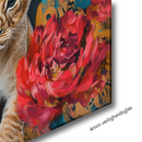 Glasschilderij - Exclusive - Liggend - De Beschermer Leeuwenfamilie 1 Welp