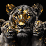 Glasschilderij - Exclusive - Liggend - Wilde Leeuwenfamilie 2 Welpen - Gouden Eeuw Serie